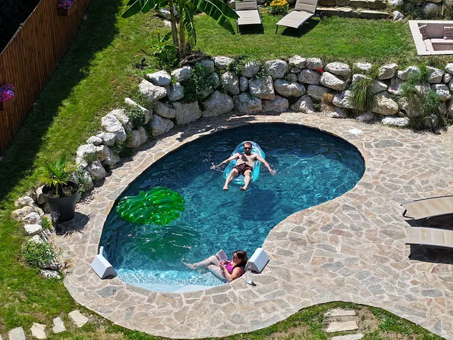 Zwei Personen sind im Pool