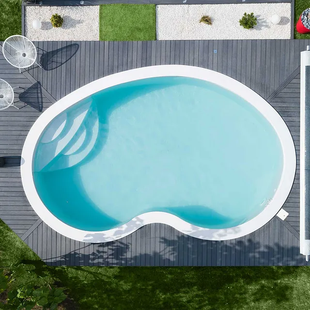 Pool-Typ Adele